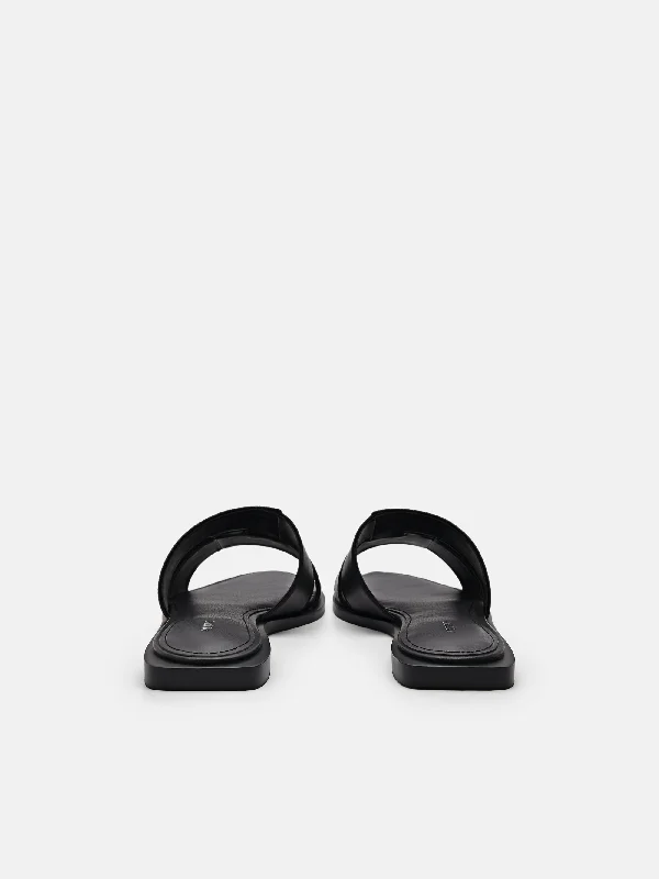 Iza Flat Sandals